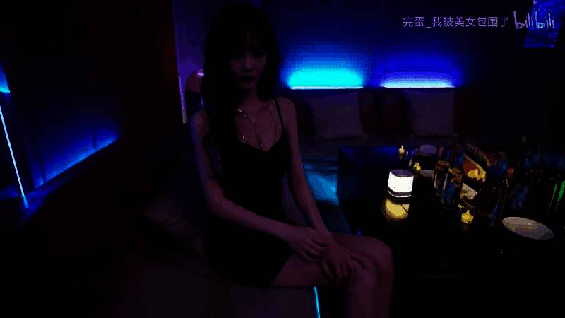 女主角坐在课桌旁低头写字，阳光透过窗户洒在发梢，画面温暖宁静