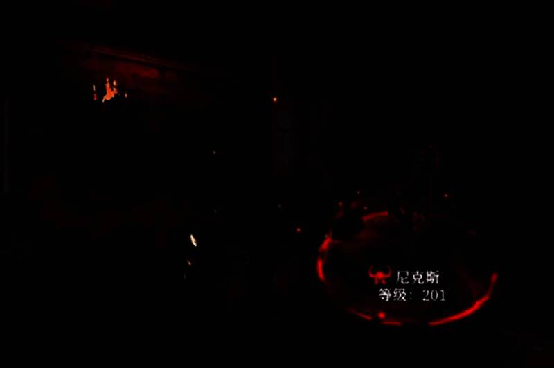 战斗画面中尼克斯与其三个影子分身同时现身，场景布满红色光影特效，气氛紧张