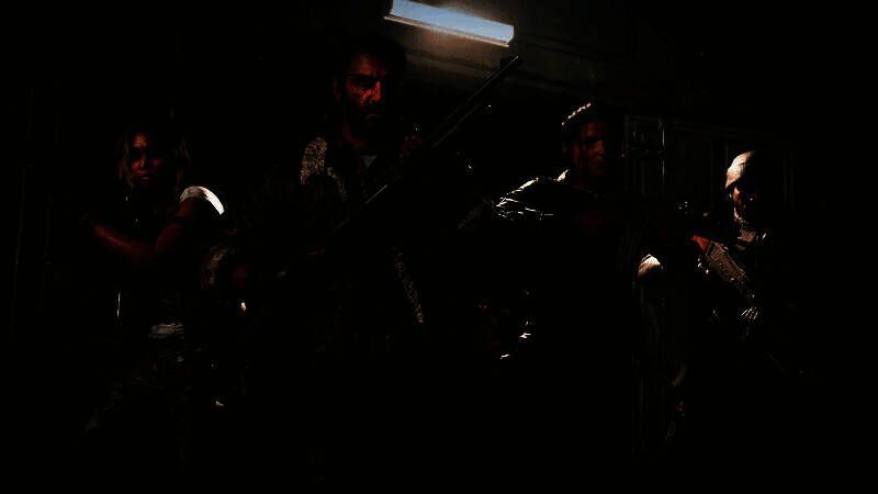 动视旗下《使命召唤》系列多人模式战斗画面，士兵在城市废墟中激烈交火，视觉冲击力强