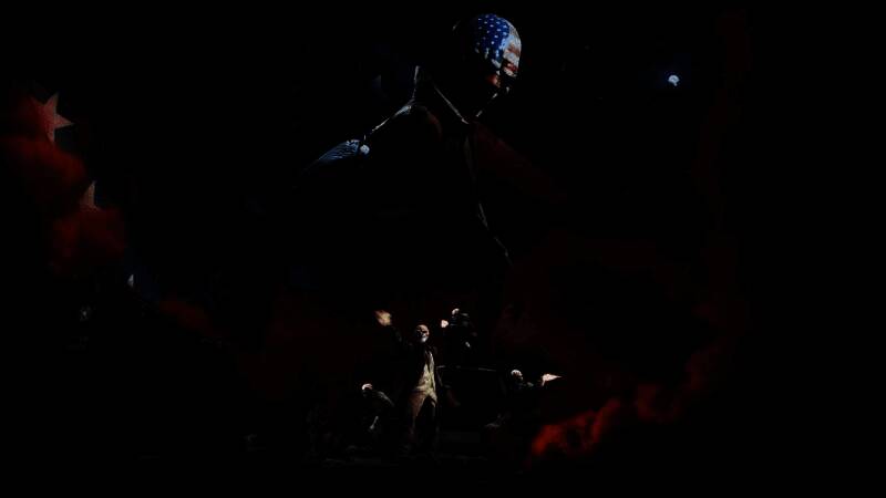 《收获日3》周年更新宣传图，四位戴面具的角色站在爆炸火光前，氛围紧张刺激