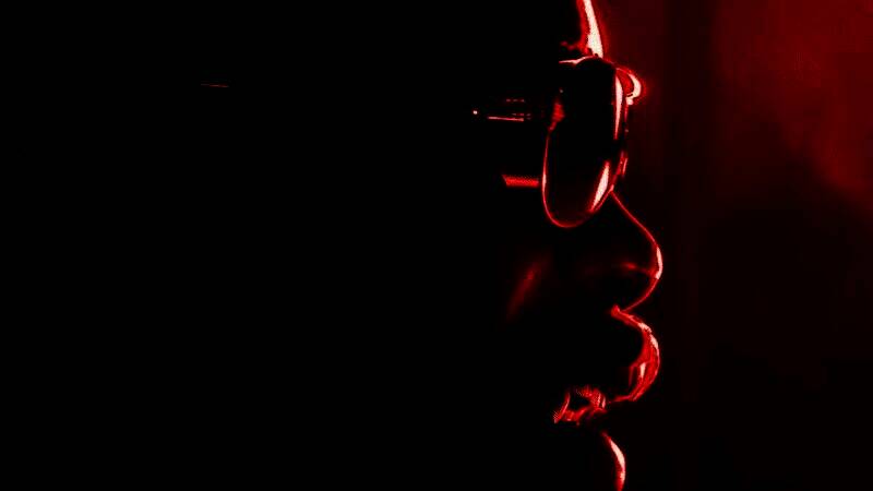 《漫威刀锋战士》游戏概念图，主角刀锋战士手持武器站立于城市夜景之中，背景闪烁着紫色能量光效