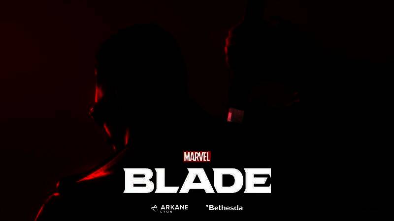 游戏战斗场景截图，刀锋战士跃入空中挥舞银刃斩击吸血鬼，周围火花四溅，氛围紧张刺激