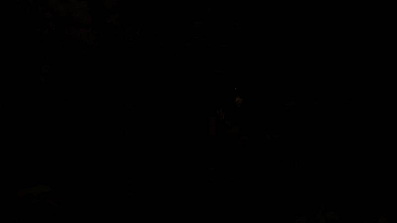 两名不同阵营角色对峙的画面，背景为燃烧的神庙废墟