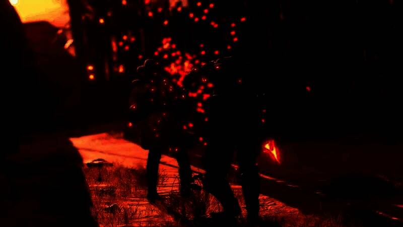 城市废墟中的主角孤独前行，天空乌云密布，氛围压抑