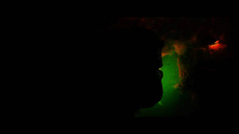 室内场景：墙壁布满脉动的生物组织，地板上散落着人类头盔与断裂的数据线，灯光忽明忽暗