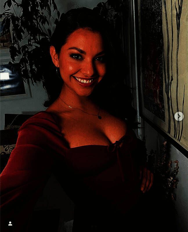 Humberly González在录音棚内进行动作捕捉的幕后照片，身穿动捕服，神情专注地演绎角色台词