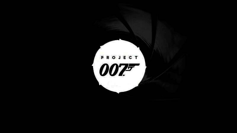 概念艺术图展示一名身穿黑色西装的特工在夜色中持枪潜行，背景为摩天大楼与爆炸火光，充满007风格的紧张氛围