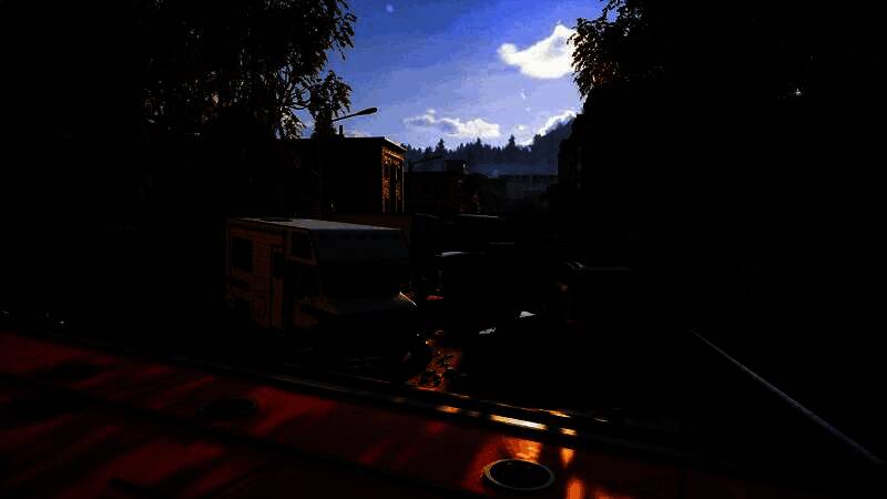 角色手持手电筒缓慢走过布满灰尘的走廊，墙上有奇怪涂鸦，地板吱呀作响