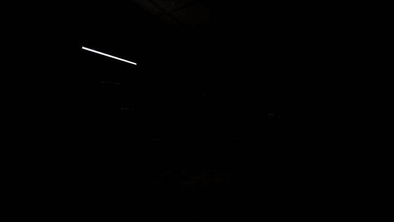 角色蹲伏于草丛中，前方有多个缓慢移动的怪物背影，必须等待时机悄悄通过