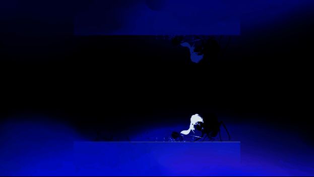 Alba骑在巨狼Neva背上飞跃断桥的动态场景，背景是燃烧般的晚霞