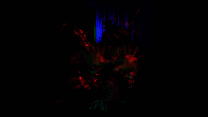 两人并肩行走于长廊，墙壁写满红色涂鸦‘别相信她’