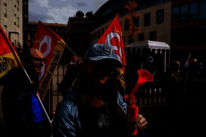 育碧股价走势图显示持续下行趋势，红色曲线标注关键下跌节点