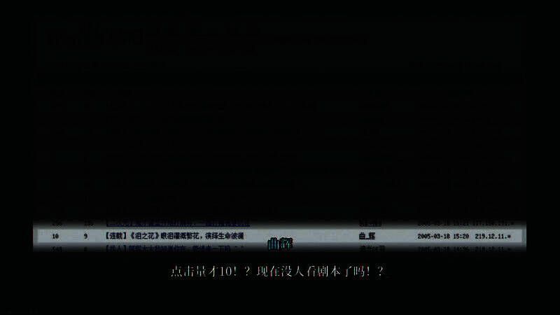 夜晚街道空无一人，路灯下飘着薄雾，远处广告牌显示‘杀青大吉’字样