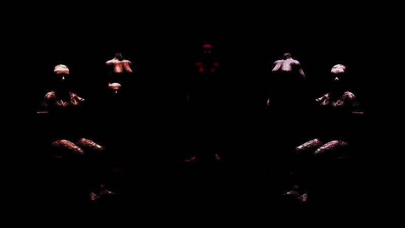 昏暗卧室中男孩蜷缩床角，墙上浮现诡异涂鸦，光影交错营造强烈不安感