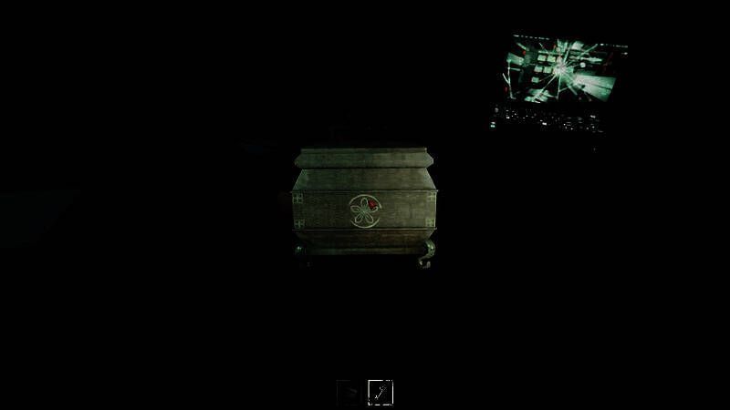 地下室铁笼内散落玩具与锁链，环境细节透露绑架与囚禁情节