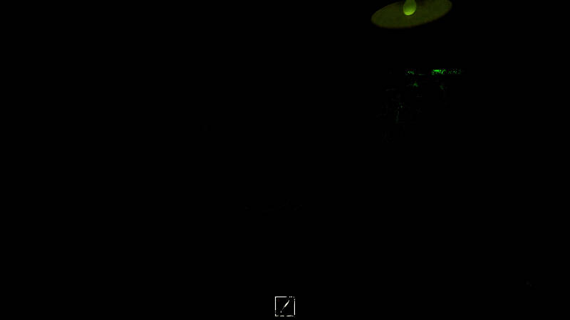 昏黄灯光下的餐桌摆放腐烂食物，家人剪影静坐不动，场景诡异异常