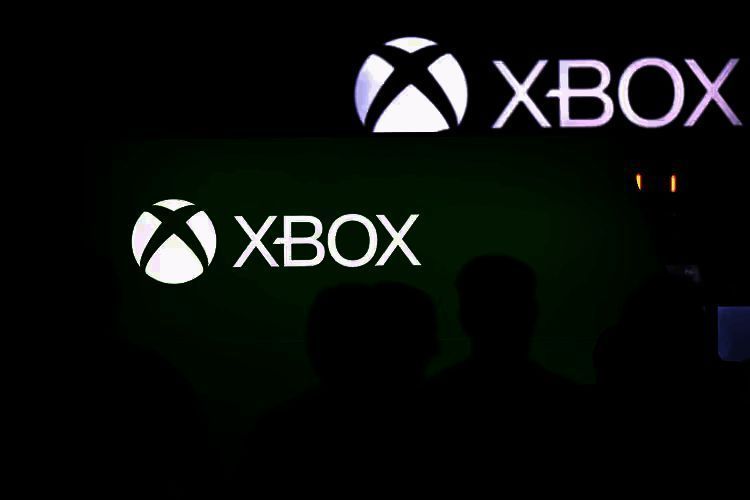 法院外景与微软、动视暴雪标志并列展示，象征法律纠纷与大型企业并购的交锋场景