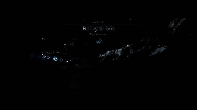 四名玩家角色在飞船内部协同作业，一人操作控制台，另一人手持工具修理管道，环境细节丰富