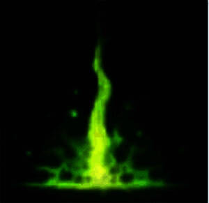 大嘴在团队作战中站在后方持续输出，周围队友掩护，技能光效交织形成密集火力网