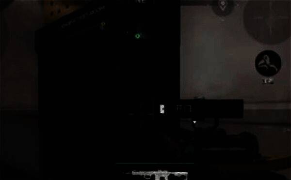 组装室内景，机械臂与输送带之间可见通往二楼的金属楼梯