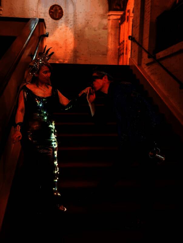 俯拍角度下，石井低头整理裙摆，整体构图富有艺术感