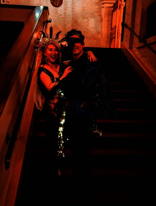 石井面向镜头微笑，虽戴面具仍难掩亲和力