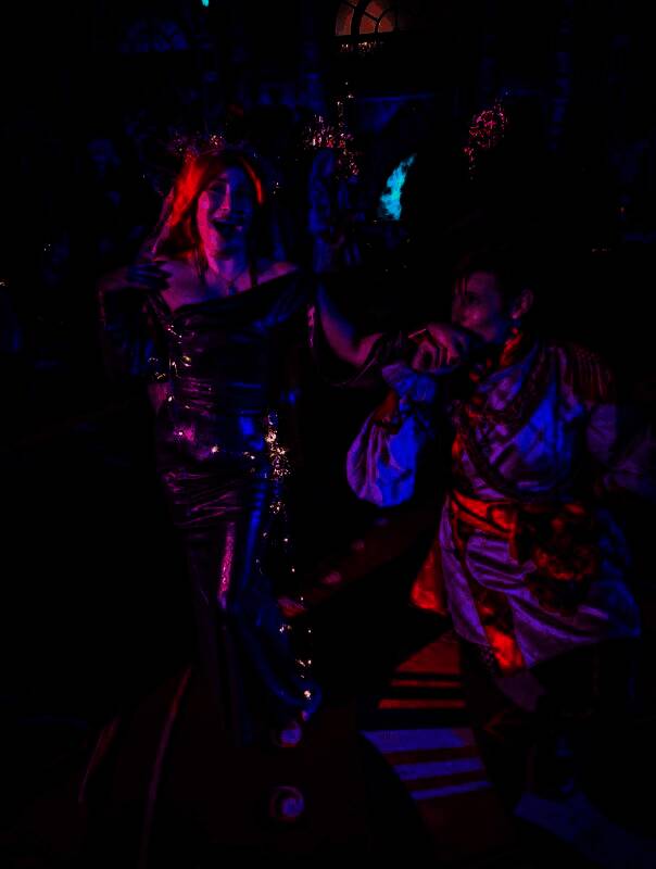 夜景拍摄，背景虚化的灯光如星河般闪烁，氛围梦幻