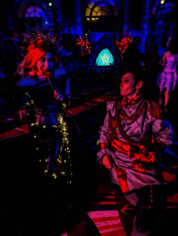 多人合照中，石井位于C位，整体造型最具视觉冲击力