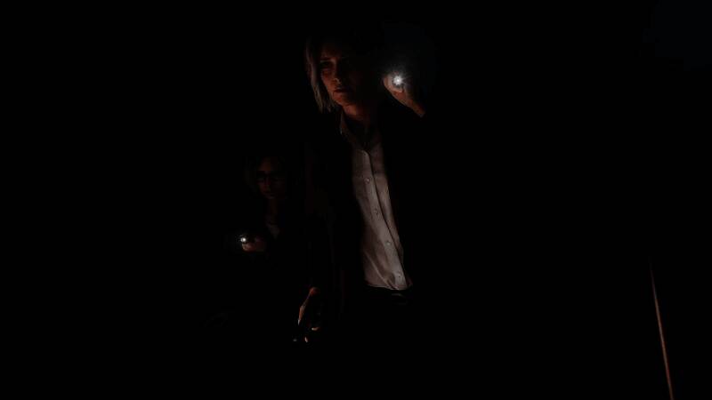 里昂·肯尼迪佩戴眼罩的3D模型图，身穿战术作战服，面部沧桑，背景为实验室环境