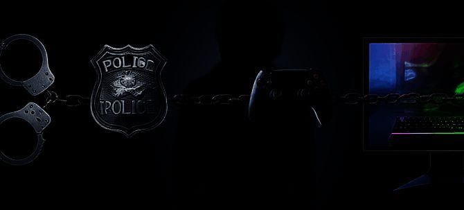 Steam用户评测截图，显示一段英文评论‘If you play alone, you will die alone’，下方为游戏界面模糊背景