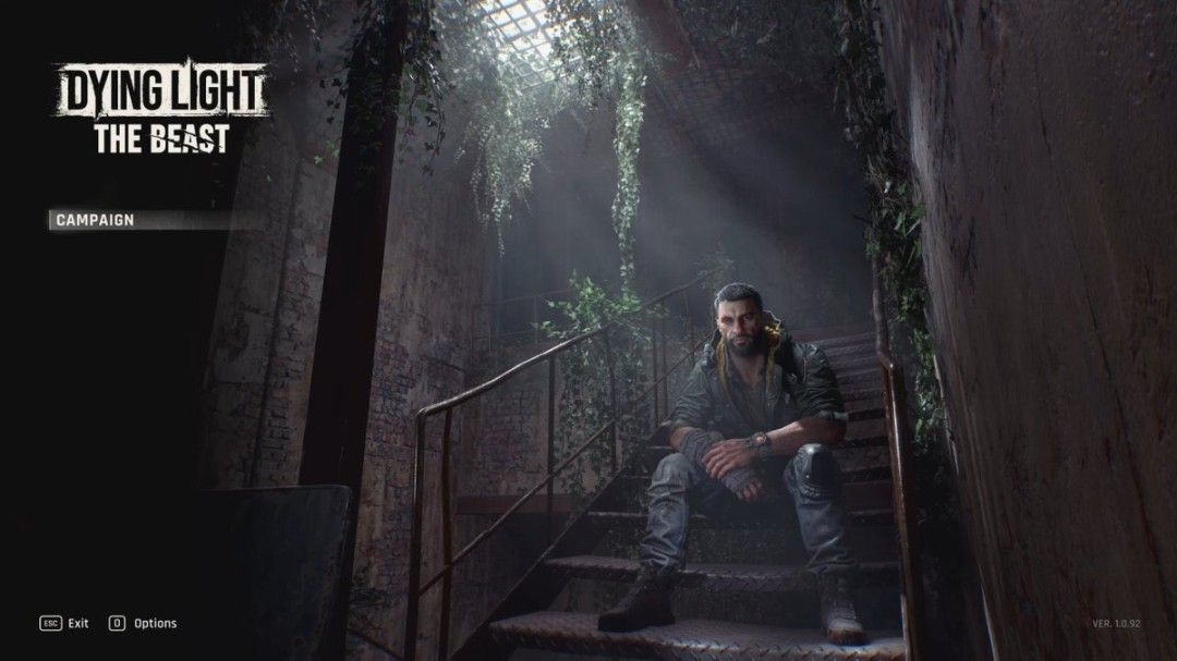 白天城市全景俯瞰视角，阳光洒落在破败建筑群上，玩家角色正在攀爬高楼