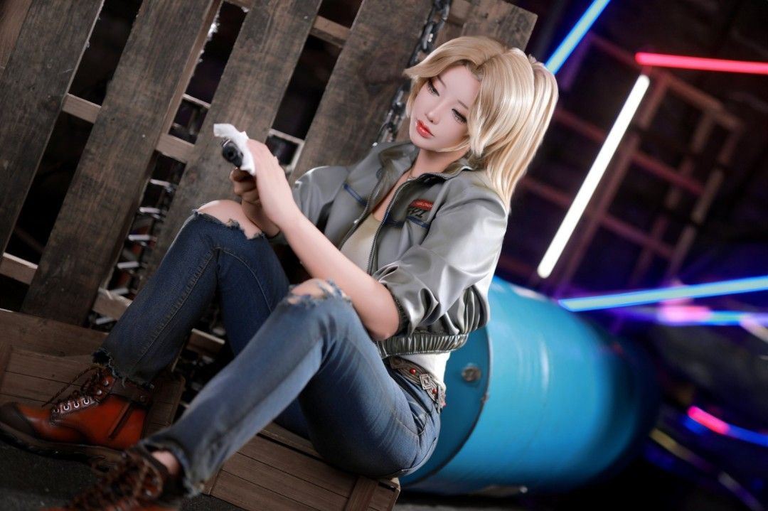 Yasal站在废墟高处摆出警戒姿势，身后是荒芜的城市景观，整体氛围压抑而真实