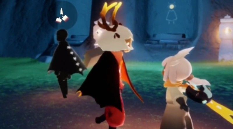 《光遇》暴风眼中旋转的灰烬与星光交织，玩家角色正飞向远处发光的先祖灵魂