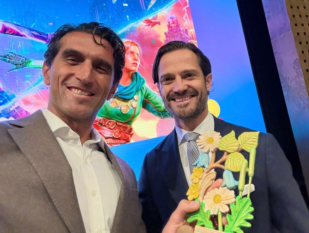 约瑟夫·法瑞斯与瑞典卡尔·菲利普王子握手合影，背景为颁奖典礼现场，灯光柔和，气氛正式