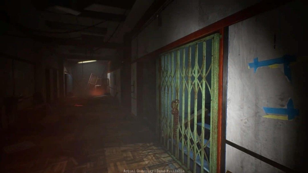 玩家视角下昏暗教室内部，桌椅凌乱，黑板上有模糊字迹，气氛诡异