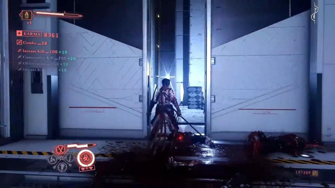 八云与一名巨型敌人正面交锋，背景为燃烧的古代庭院