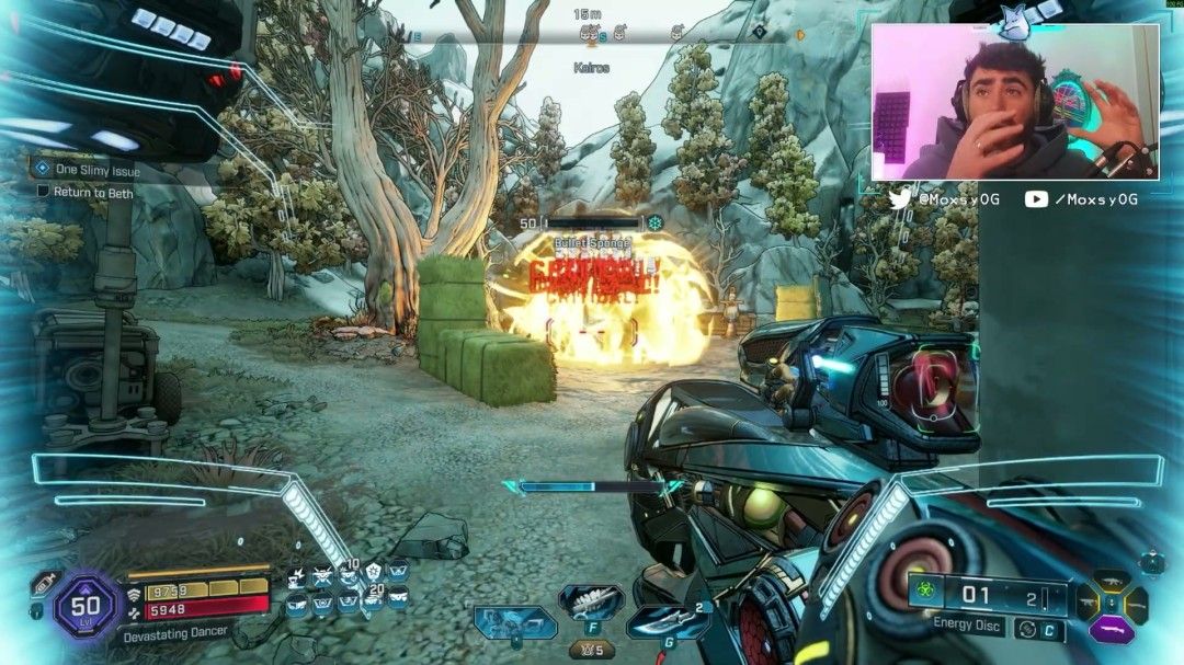 Boss战现场，能量圆盘不断弹跳，周围环境被炸得火花四溅