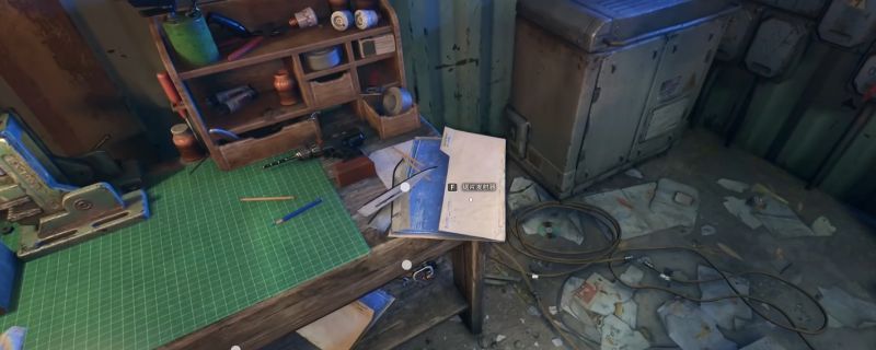 《消逝的光芒：困兽》游戏中一张放置在木桌上的锯片发射器设计图纸，周围散落着工具与笔记，环境昏暗但细节清晰