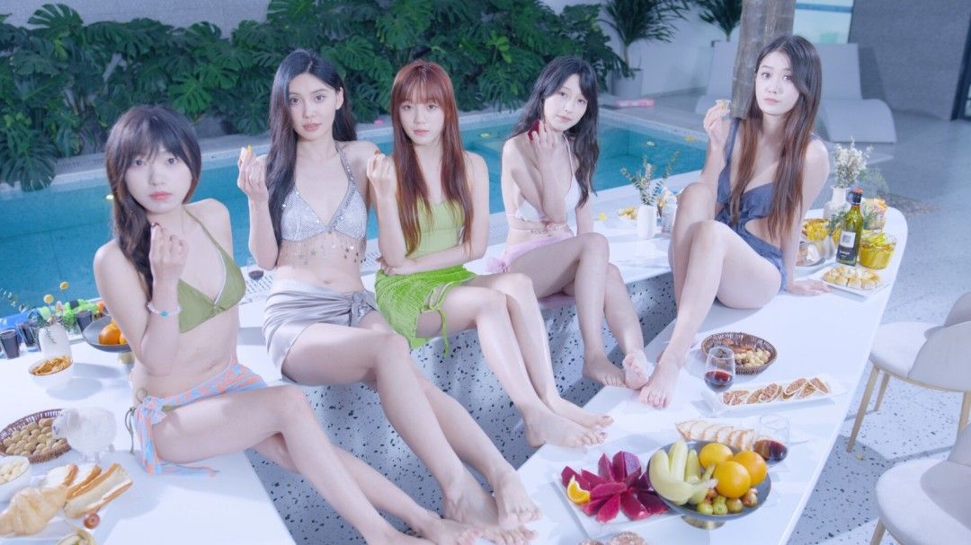 游戏中女主角特写镜头画面，展现高清面部细节与自然表情，光影处理精致，极具电影质感