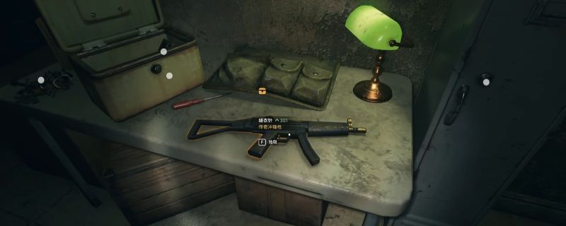 《消逝的光芒：困兽》游戏中展示的传奇金色手枪精英武器，枪身泛着金光，周围环绕着动态光影特效，背景为破败城市夜景