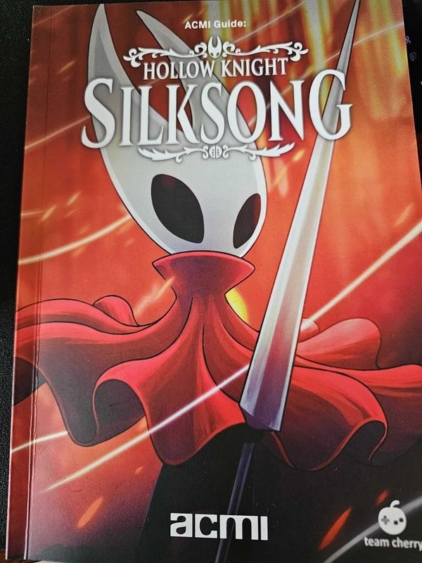 游戏内黄蜂女高速穿梭于密集弹幕之间的惊险画面，周围充斥着红色能量光束与爆炸特效