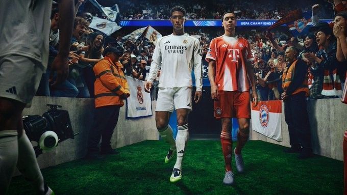 《EA SPORTS FC 26》游戏封面展示贝林厄姆与穆西亚拉形象，背景为绿茵赛场光影交错