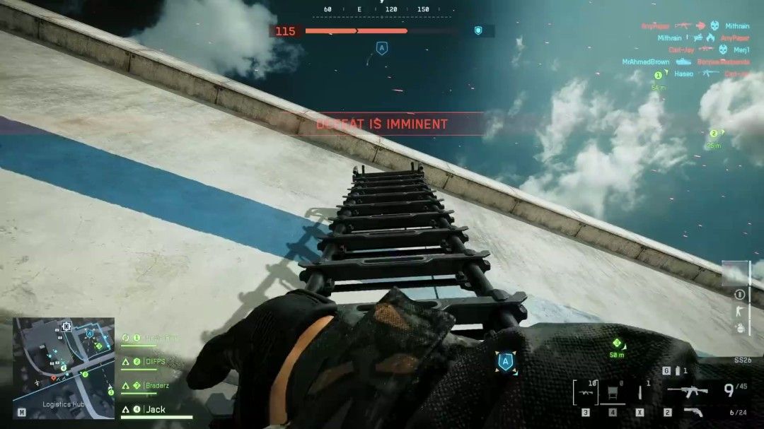 士兵在雪地中匍匐前进，周围树林覆盖积雪，环境清冷肃杀