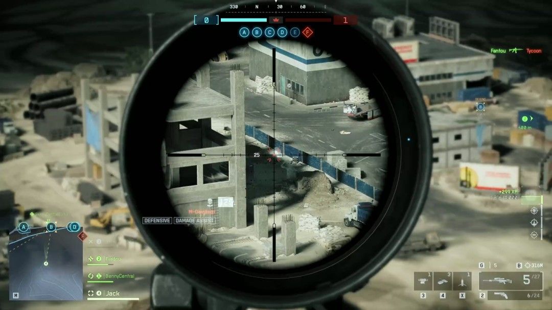 空中视角俯瞰战场，多辆载具在山谷间穿行，战火遍布大地