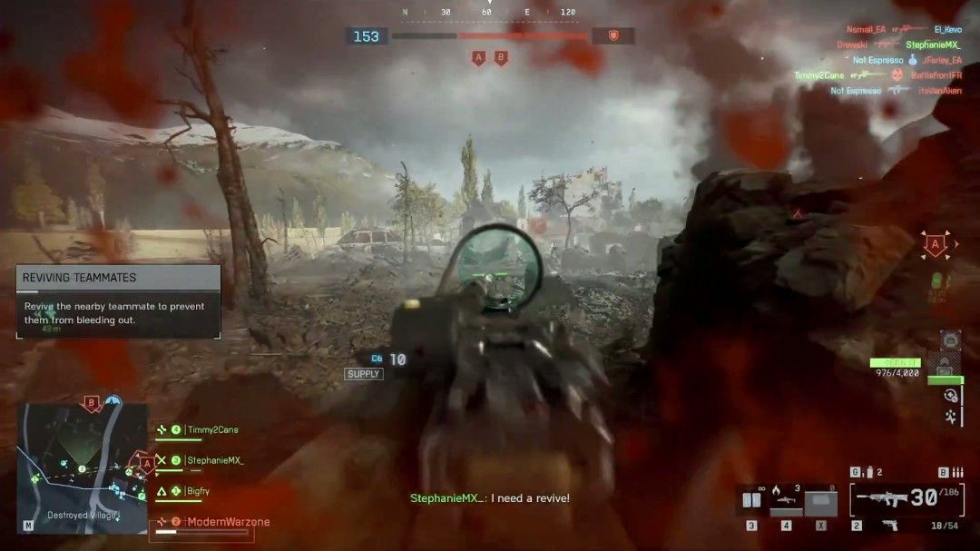 医疗兵正在救治倒地队友，背景中有队友掩护射击