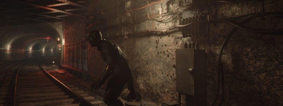 黑豹潜行接近敌人，背景为昏暗走廊与暖黄色壁灯