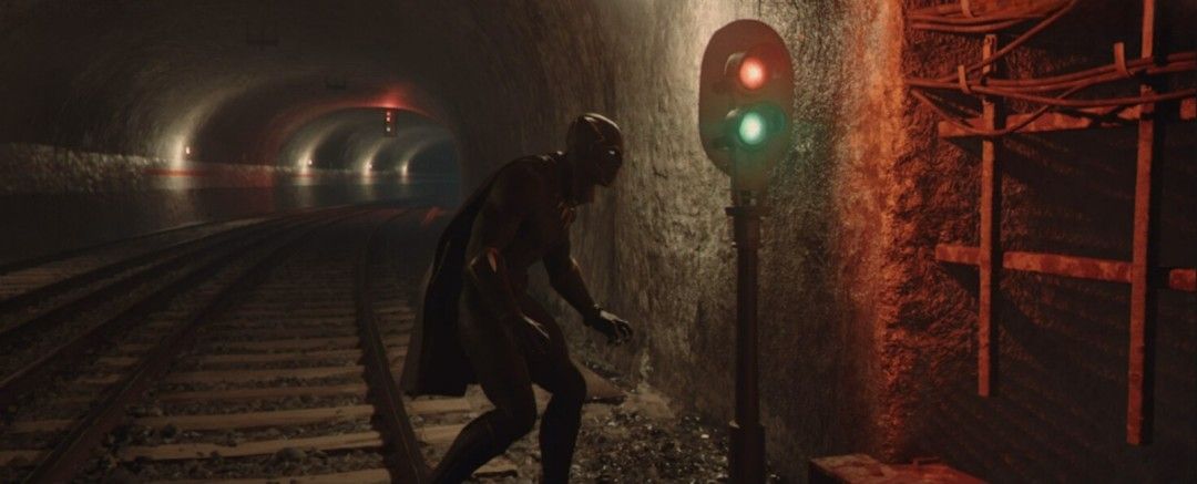 夜晚街景，雨水反射霓虹灯光，氛围感十足