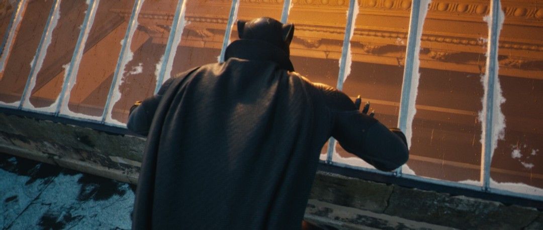 爆炸特效覆盖整个房间，碎片飞溅，视觉冲击力强