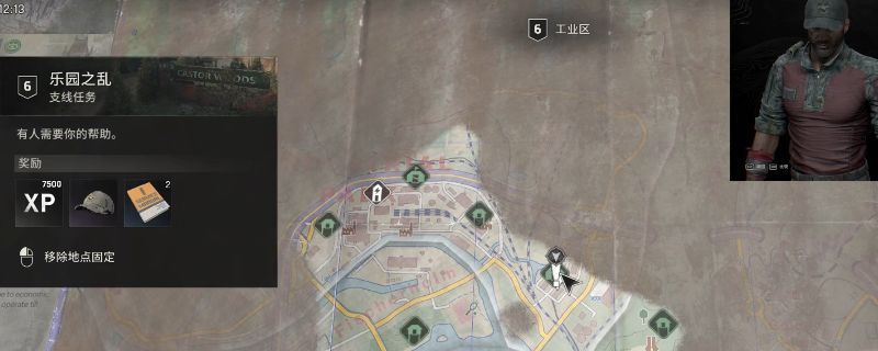 工业区夜晚场景，一名戴帽子的NPC站在破旧路灯下，背景为锈迹斑斑的工厂建筑和摇晃的铁链