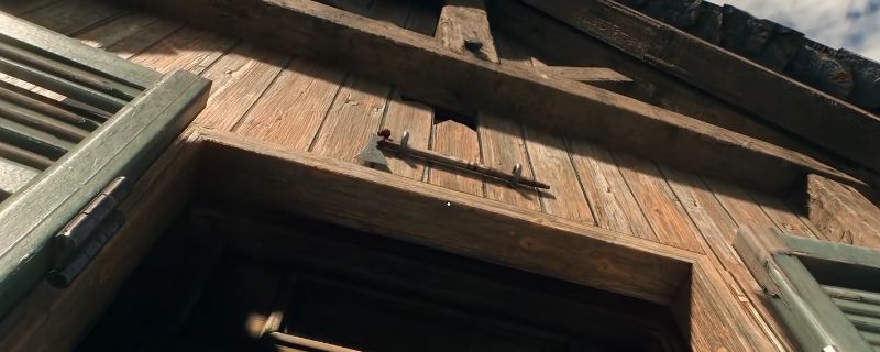 多层别墅外部全景视角，建筑位于山坡上，周围植被茂密，屋顶可攀爬结构清晰可见